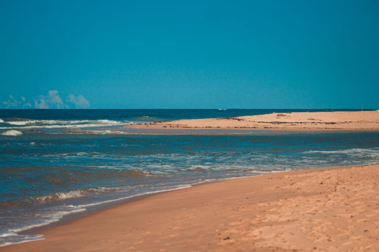 Vista panorâmica da Praia de Xai-Xai em Moçambique