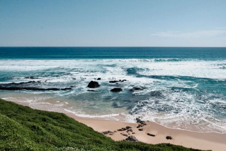 Vista panorâmica da praia de Xai-Xai com o mar Índico em Moçambique